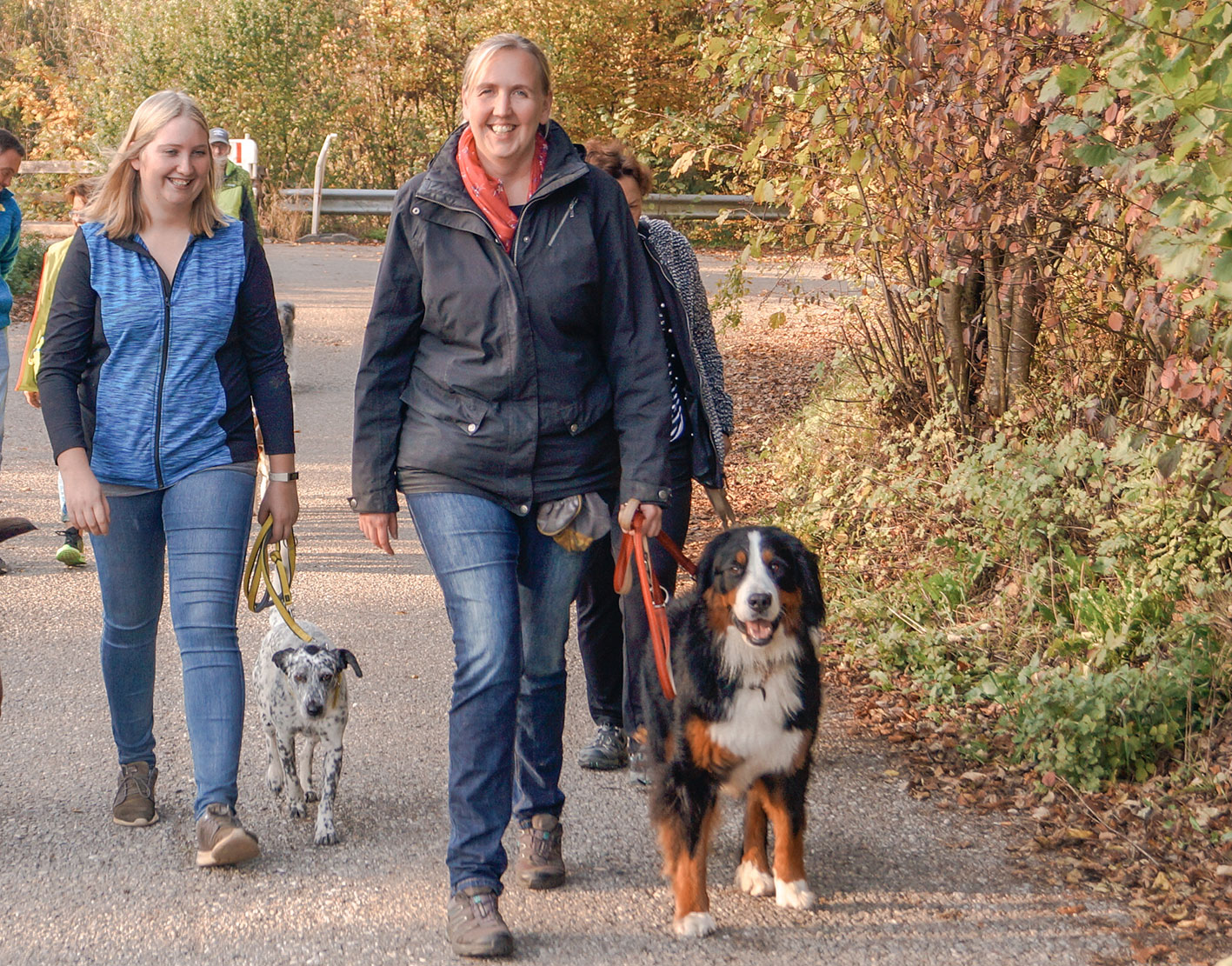Leinenführung; 2 Frauen führen ihre Hunde an der Leine